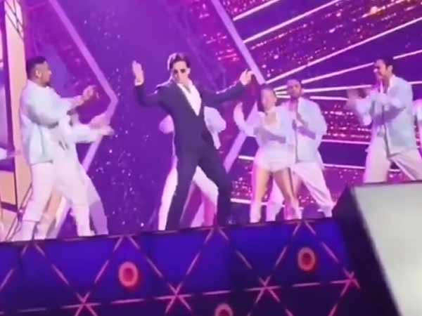 'What a comeback,' fans praise Shah Rukh Khan as he performs at Umang 2022