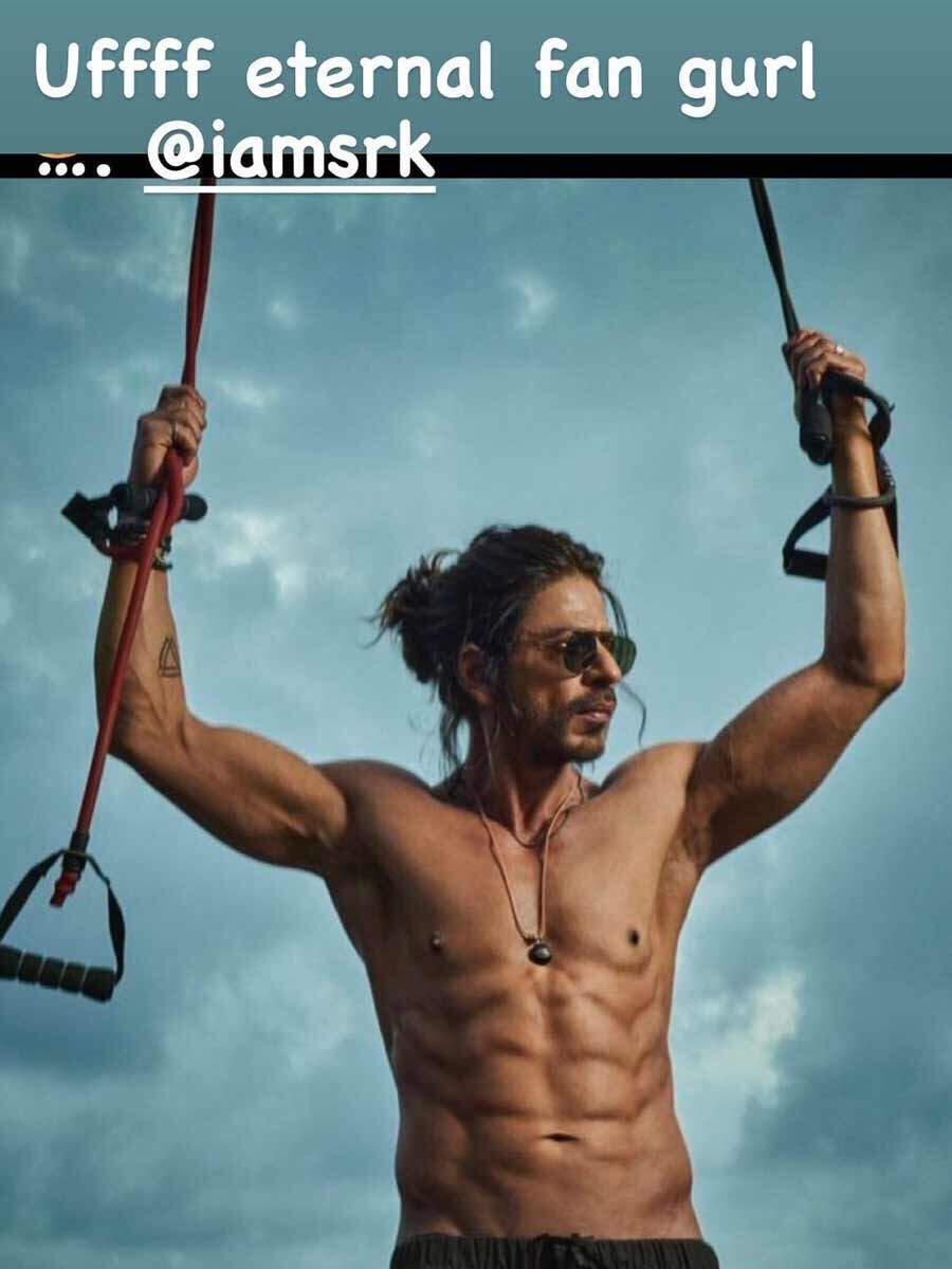 Shah Rukh Khan's Pathaan look goes viral; Malaika Arora can't stop admiring  his eight-pack abs