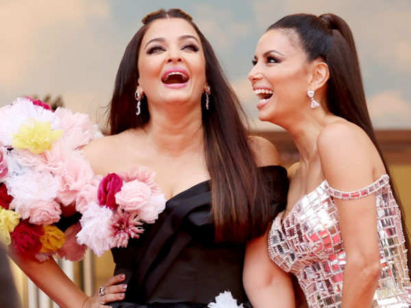 Aishwarya Rai Bachchan's pics with Eva Longoria at the Cannes 2022 Red Carpet went viral in no time