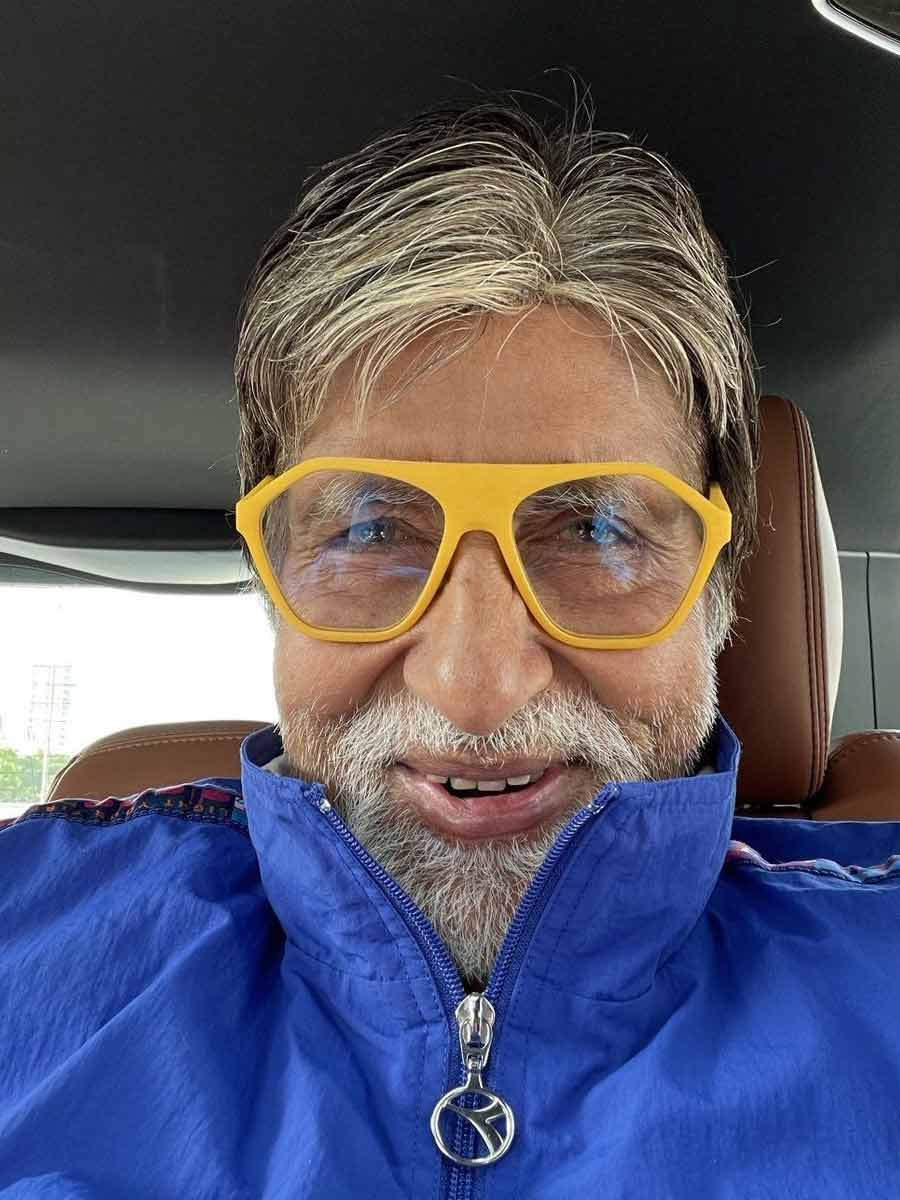 Amitabh Bachchan shares a quirky selfies.