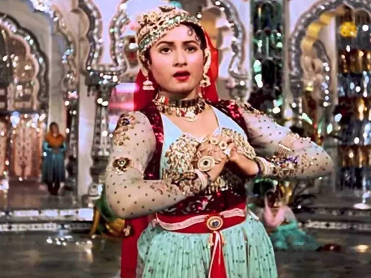 20 Bollywood Retro Look Dress Ideas | Bollywood retro, Retro theme dress, Bollywood  outfits