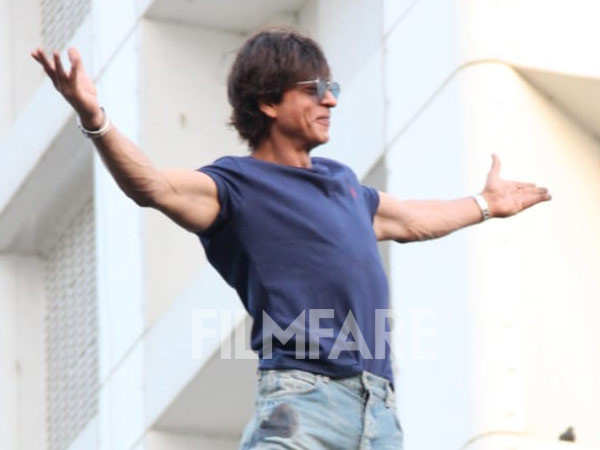 SRK | The Shah Rukh Khan pose: 11 films in which we saw SRK do his  signature arms-stretch - Telegraph India