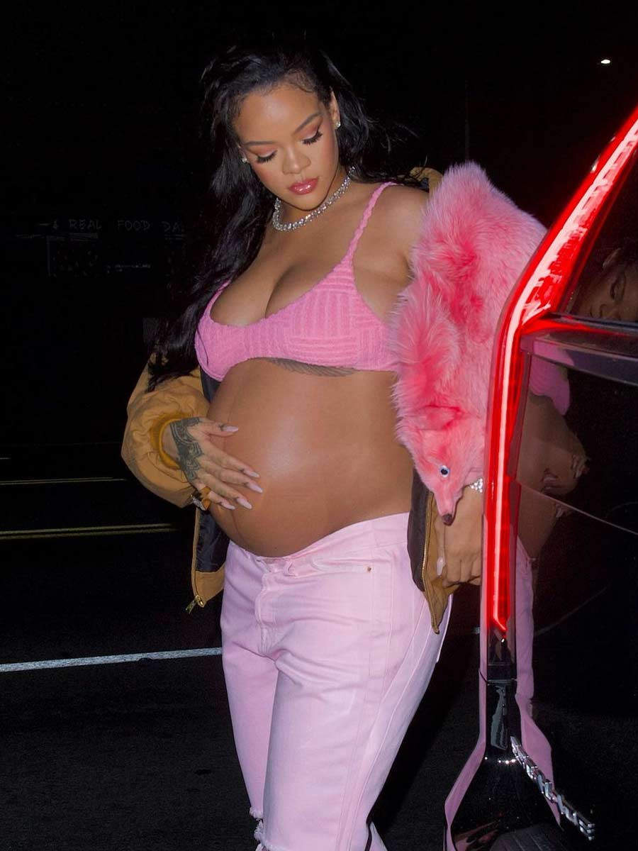 This Mother’s Day Rihanna gives inspiration : Embracing her baby bump in pink dress.