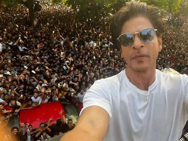 Shah Rukh Khan's Mannat gets a diamond nameplate. Pics go viral