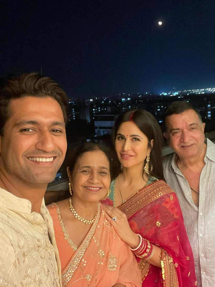 Katrina Kaif Vicky Kaushal Karwa Chauth Selfie With Family.