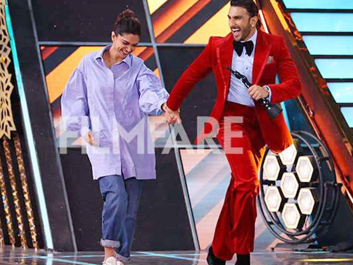 The Big Picture: Ranveer Singh dances to wife Deepika Padukone's song  'Ghoomar' in a three piece suit; watch - Times of India