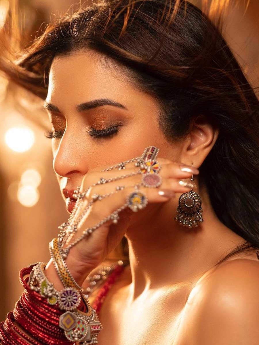 Desi Treat From Sophie Choudry!