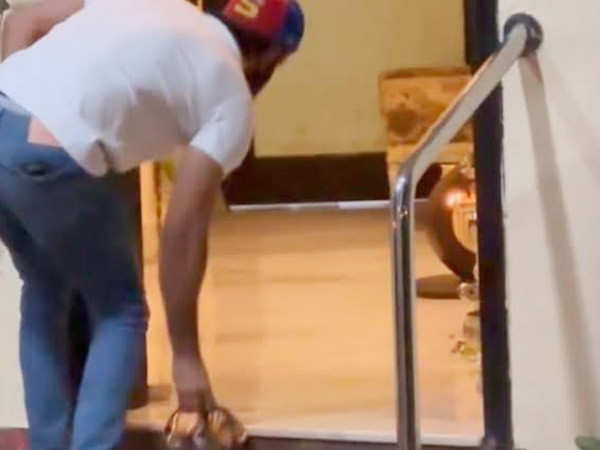 Ranbir Kapoor picking up Alia Bhatt's footwear at Pamela Chopra's prayer meet goes viral; see here