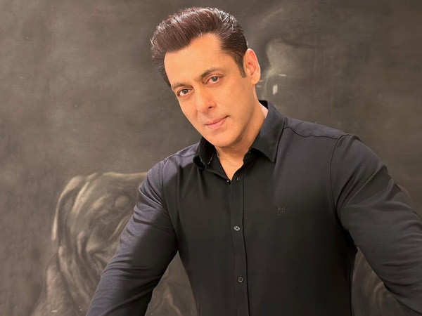 Salman Khan shares a photo of himself thanking his fans for their love and support