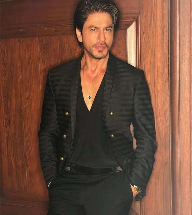 Shah Rukh Khan checkmates us by looking casually hot in a checked shirt -  view pics - Bollywood News & Gossip, Movie Reviews, Trailers & Videos at  Bollywoodlife.com