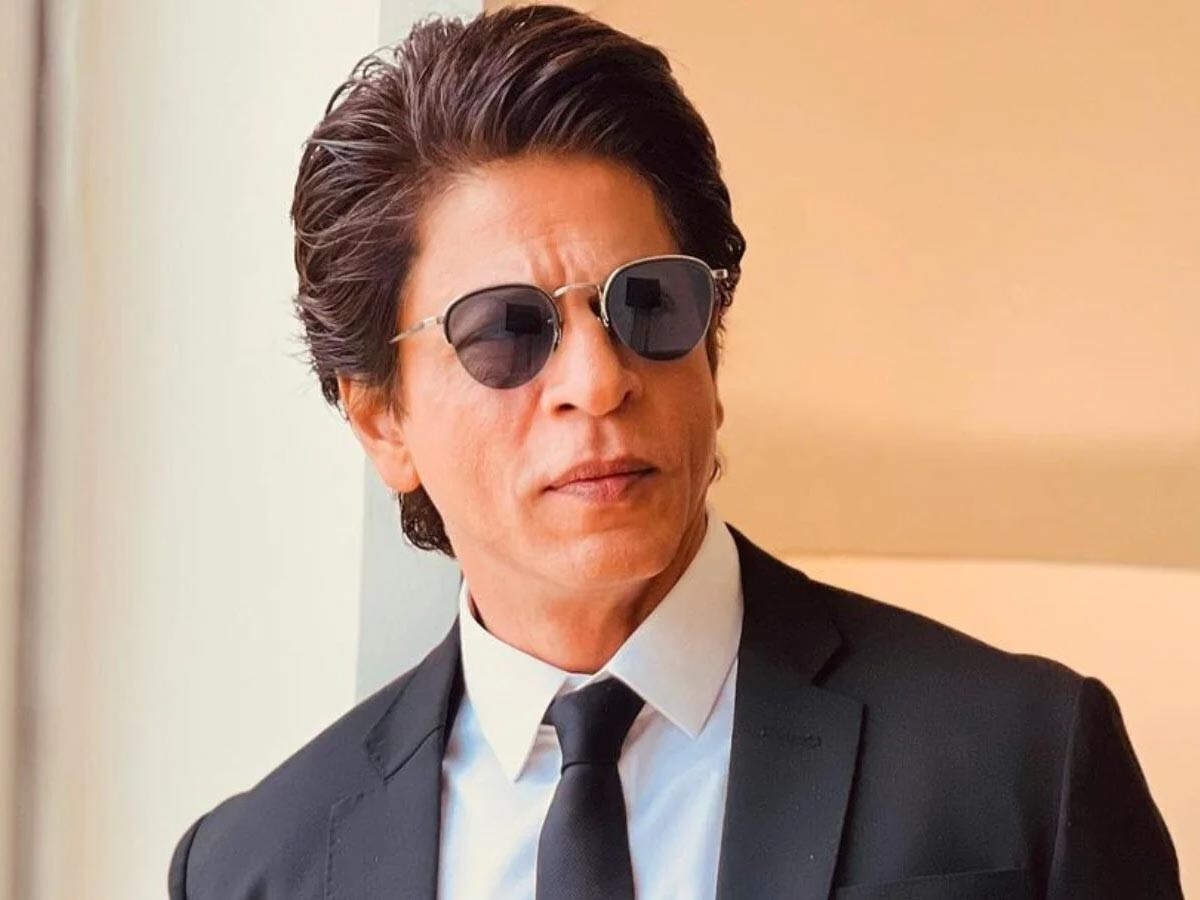 Shah Rukh Khan. SRK.  Shahrukh khan, Shah rukh khan movies, Guru pics