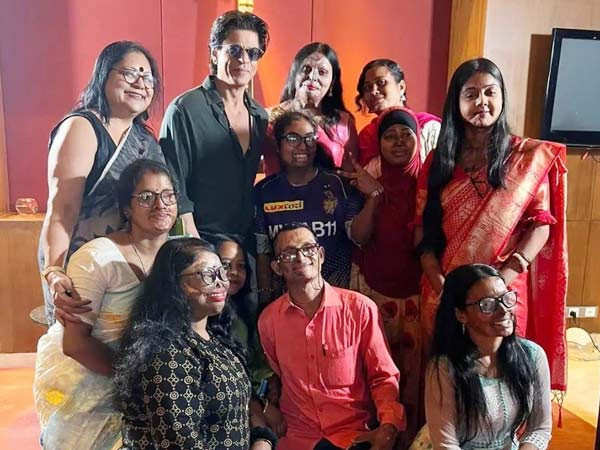Shah Rukh Khan supports acid attack survivors, wins over the internet