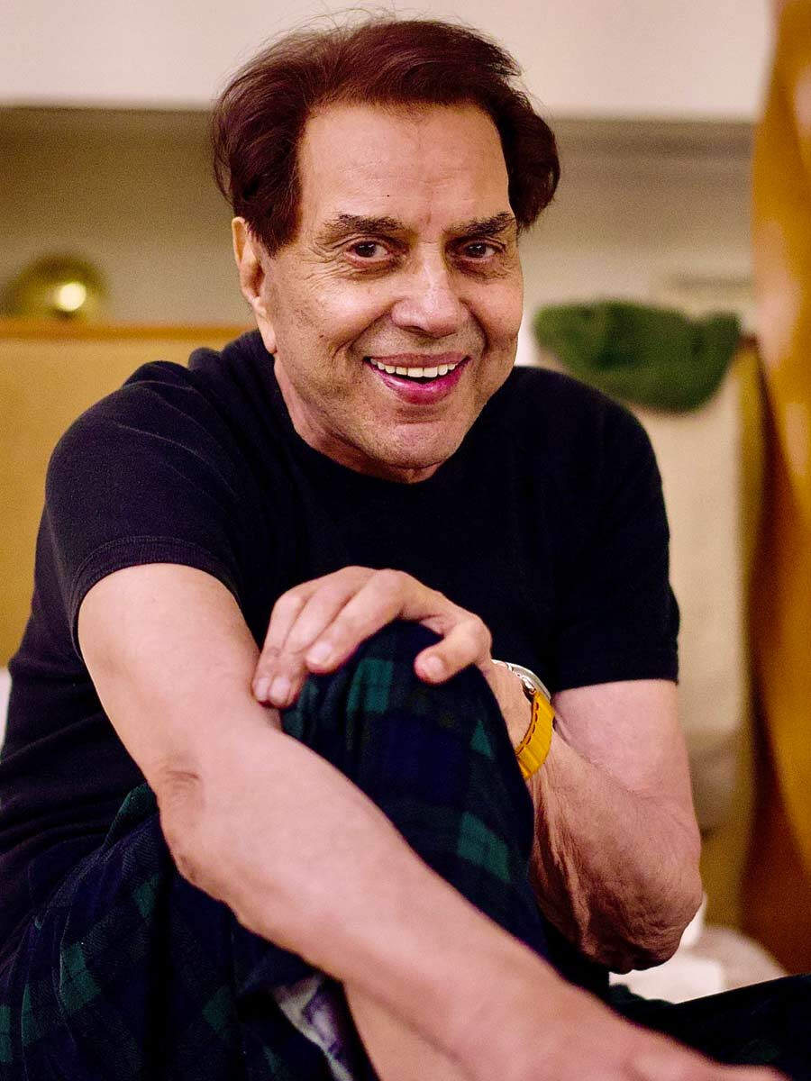 Dharmendra looks youthful in new pics