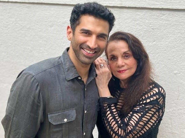 Mumtaz and Aditya Roy Kapur pose together for a picture, see inside