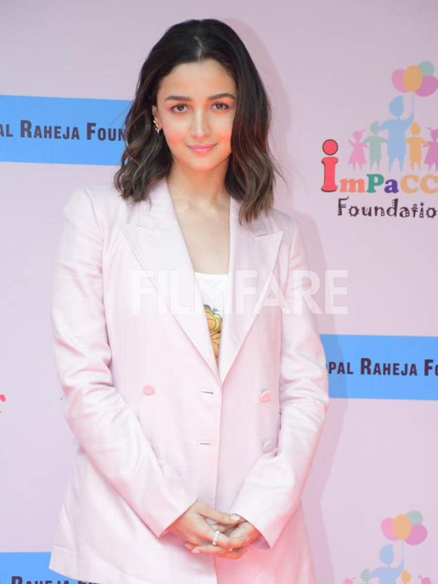 Alia Bhatt's grey suit is so pretty, it's making our hearts jump
