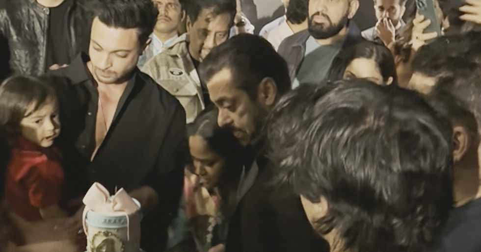 Salman Khan celebrates his birthday with niece Ayat Sharma and his family. Watch: