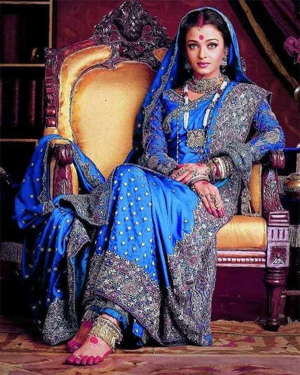 Aishwarya Rai with Blue Bengali Saree Designs for Paro