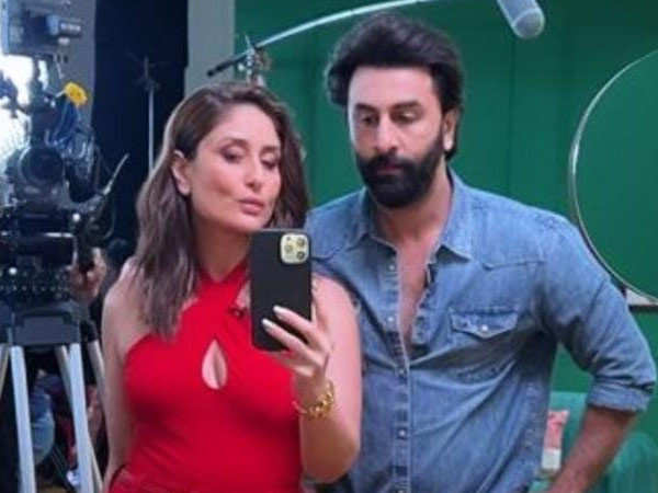 Ranbir Kapoor and Kareena Kapoor Khan click the perfect mirror selfie on the latter's radio show