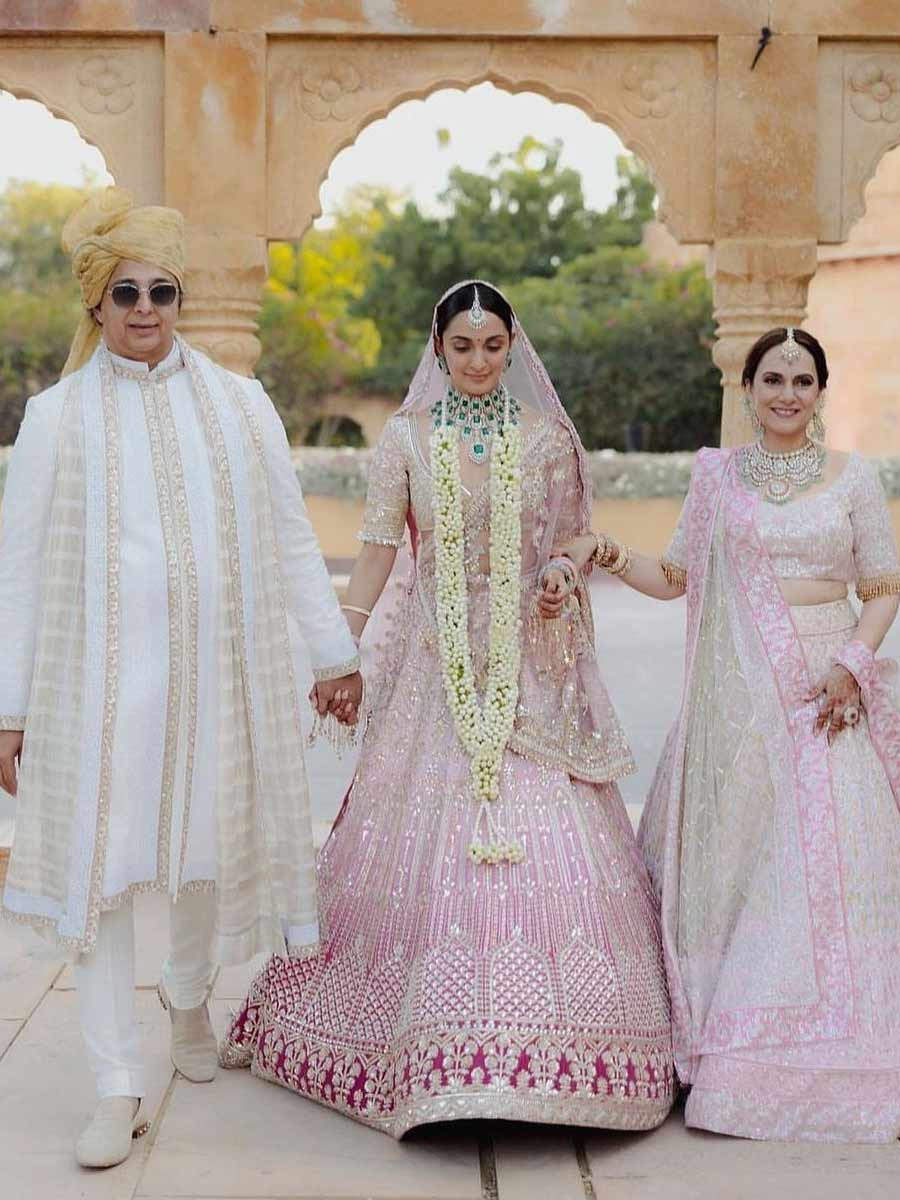 Kiara Advani walks the aisle with her parents, twins with her mom ...