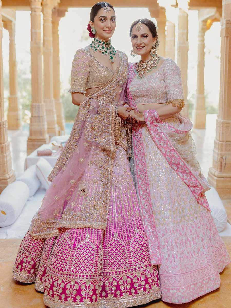 Kiara Advani walks the aisle with her parents, twins with her mom in unseen pics from her wedding | Filmfare.com