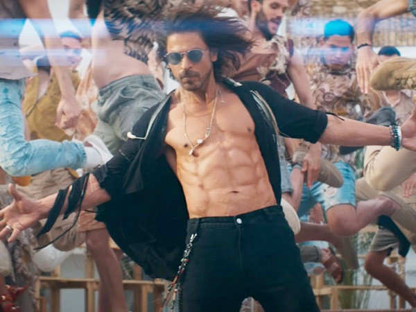 Shah Rukh Khan gets coaxed into showing off his abs in a Jhoome Jo Pathaan BTS video