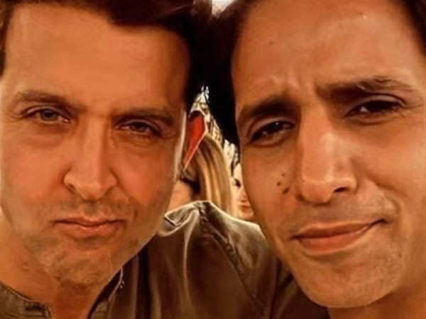 Check out this viral pic of Hrithik Roshan clicking a selfie with ex-wife Sussanne Khan's boyfriend