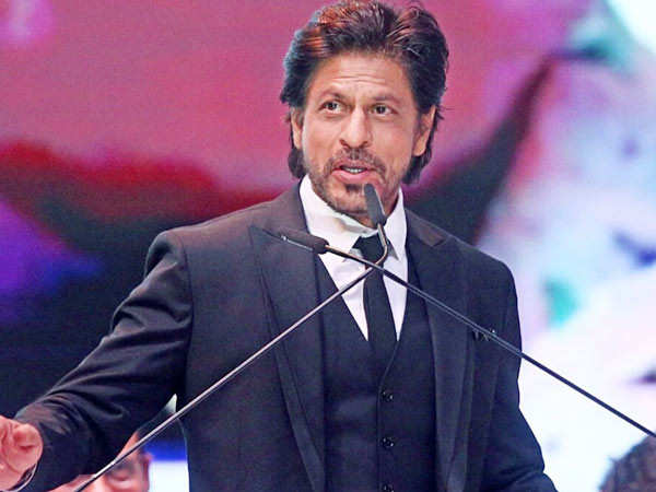 Shah Rukh Khan singing Tujhe Dekha Toh Ye Jaana Sanam, leaves netizens mesmerised. Watch: