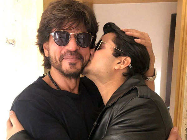 Shah Rukh Khan meets fans in his hotel room at 2 am: No other superstar did this
