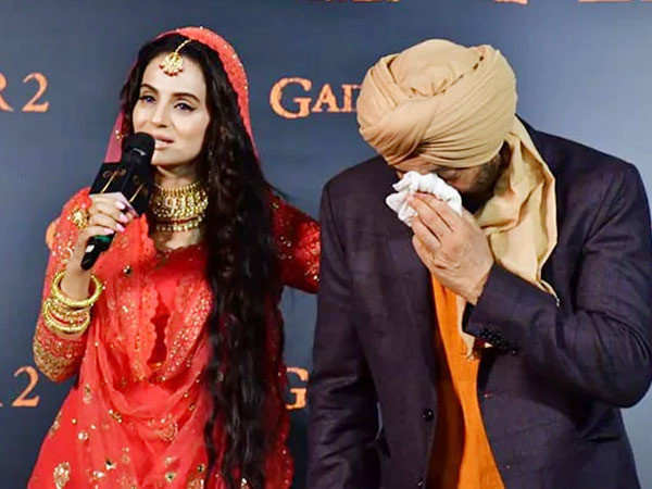 Sunny Deol becomes emotional at the trailer launch of Gadar 2, Ameesha Patel comforts him