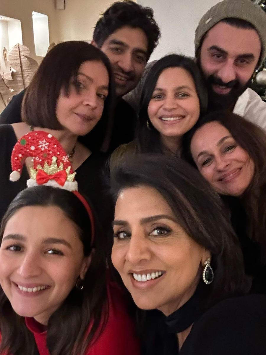 Ranbir Kapoor Poses For A Sweet Family Picture With Neetu Kapoor At Her ...