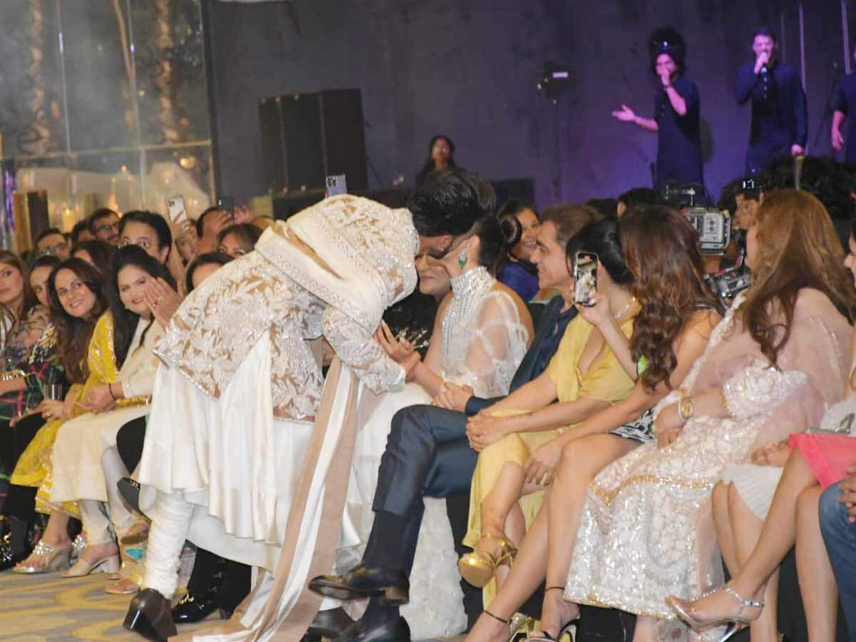 Deepika Padukone And Ranveer Singh Look Ethereal At Their Mumbai Reception