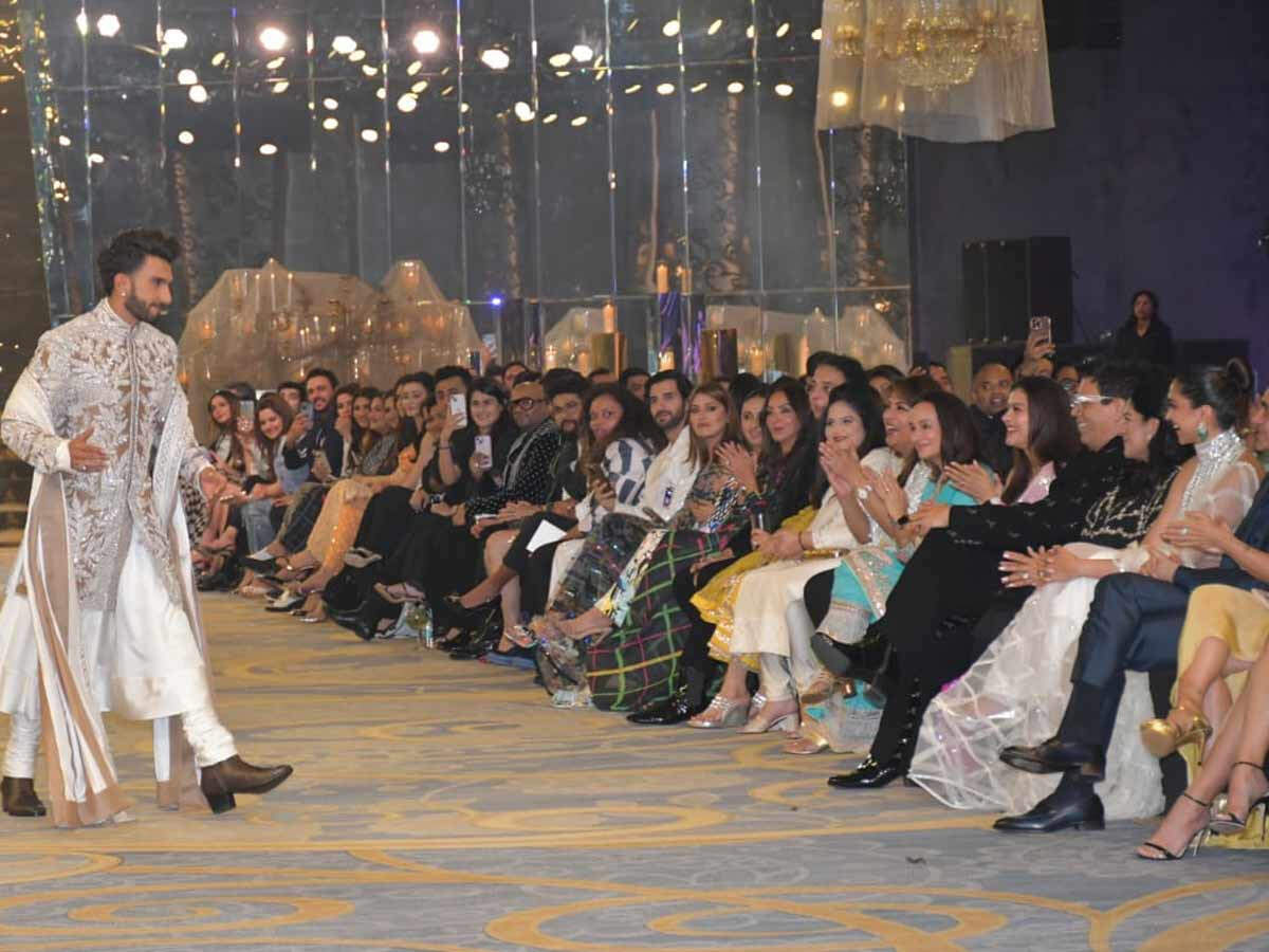 Mijwan 2022: Ranveer Singh Kisses Deepika Padukone, Exchanges Intense Looks  as They Make Couple Debut on Runway - News18