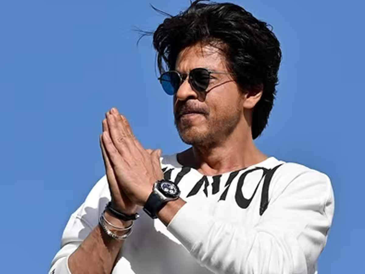 Shah Rukh Khan gets rushed to hospital and undergoes surgery in