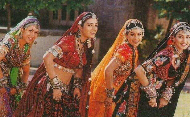 Sonali Bendre Karisma Kapoor Hum Saath Saath Hain Tabu