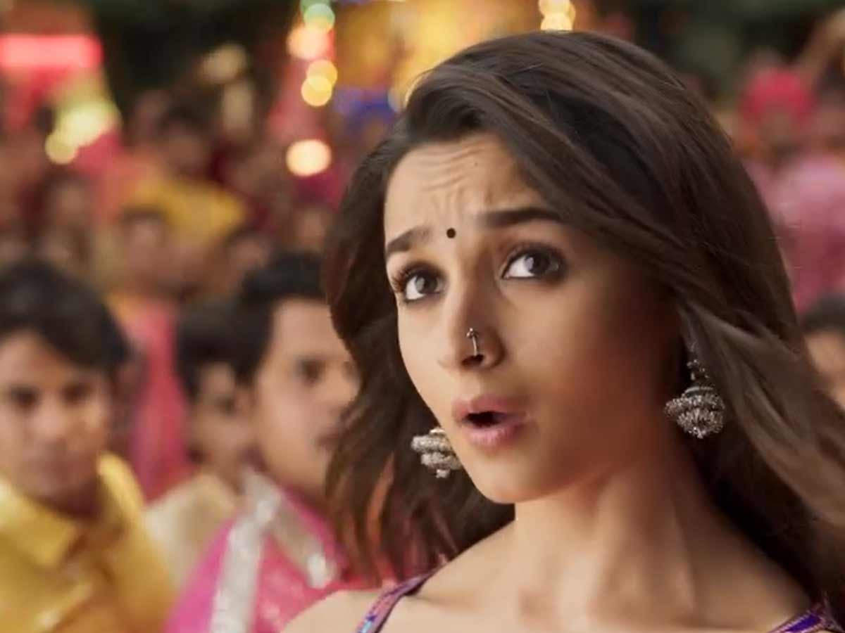 Alia deals bhatt jhumka