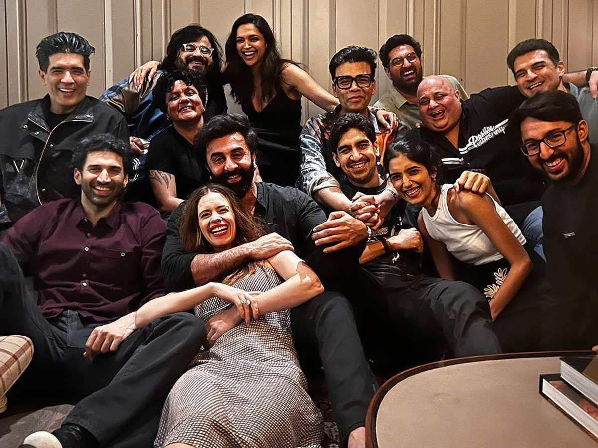 Deepika Padukone shares happy pictures from the Yeh Jawaani Hai Deewani  reunion last evening | Filmfare.com