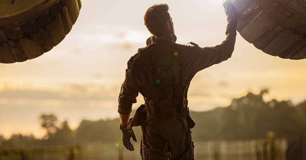 Hrithik Roshan unveils his stylish first look from Fighter