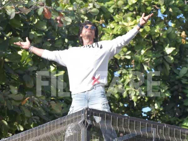 Shah Rukh Khan surprises fans by dancing to Jhoome Jo Pathaan on his balcony