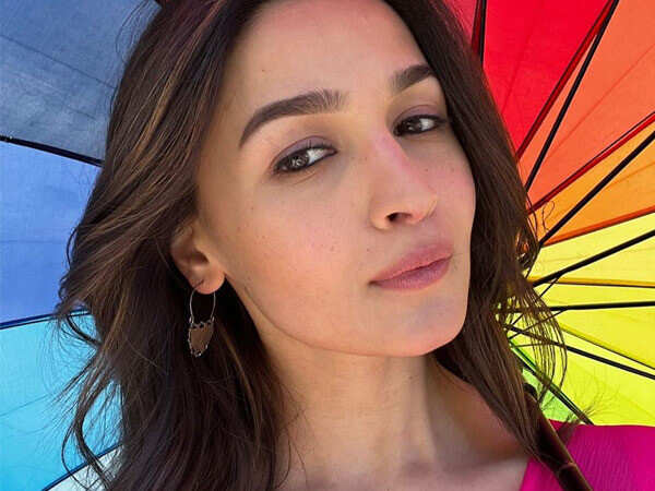 Alia Bhatt Ki Nangi Photos - Alia Bhatt shares a picture on the occasion of Holi from the sets of Rocky  Aur Rani Ki Prem Kahani | Filmfare.com