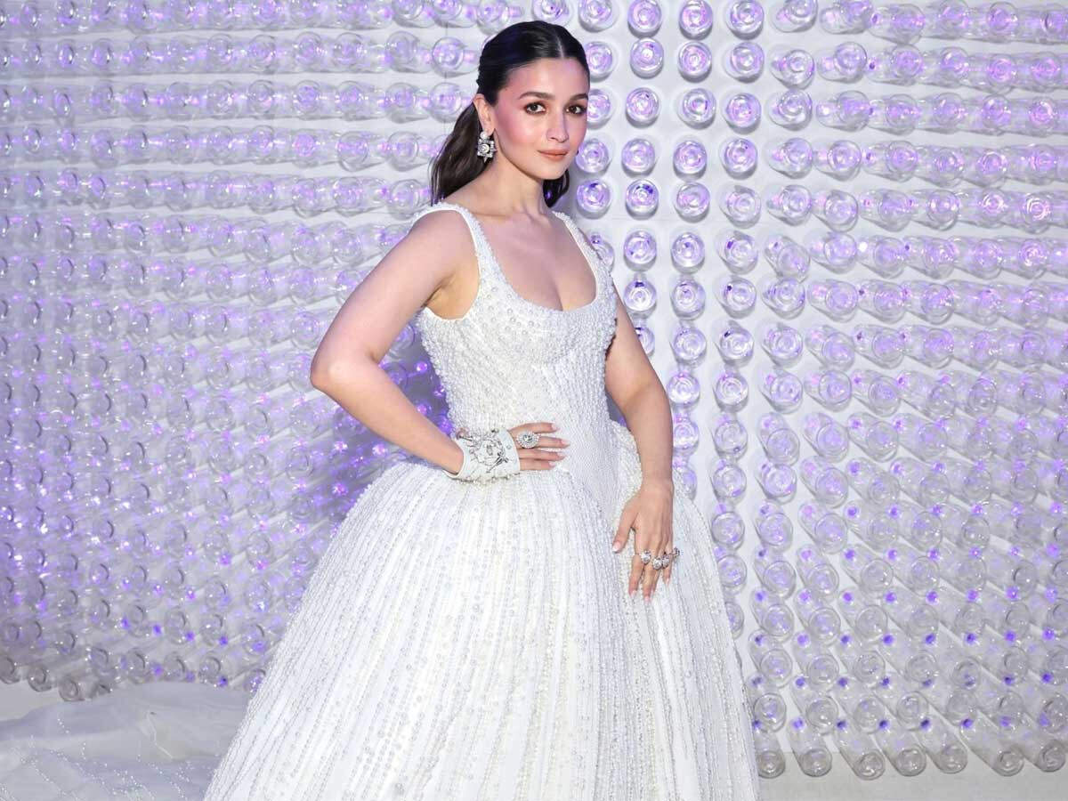 Alia Bhatt blows kisses to waiting fans at the Met Gala