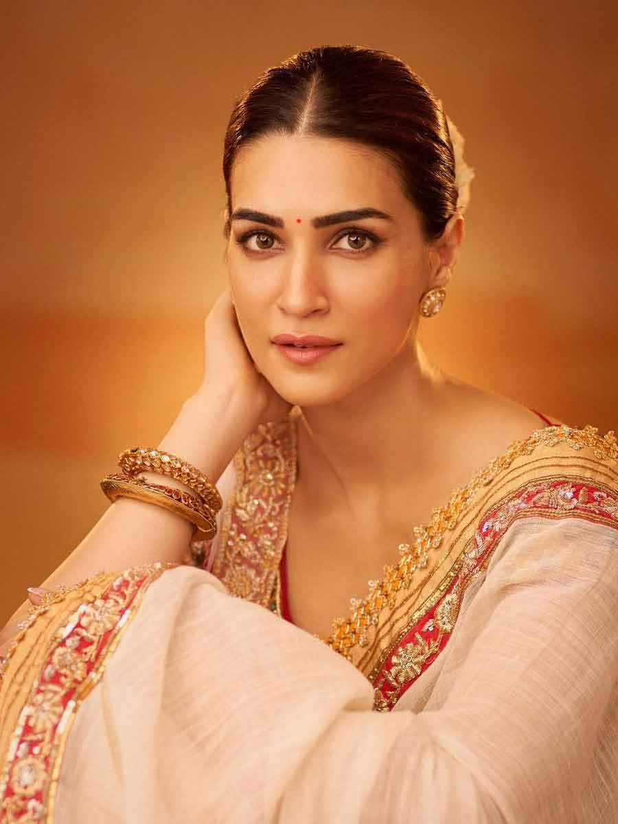 Kriti Sanon's saree at Adipurush's trailer launch has a 24-carat gold print  | Filmfare.com