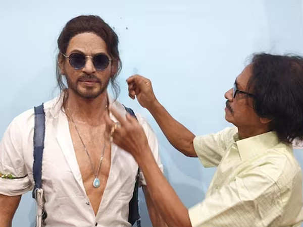 Artist creates life size wax statue of Shah Rukh Khan’s Pathaan Avatar
