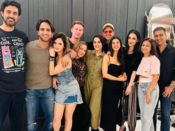 Preity Zinta spends a fun night out with Hrithik Roshan-Saba Azad and others