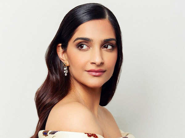 Here's how Sonam Kapoor reacted to a blogger defending her outfit at the coronation concert