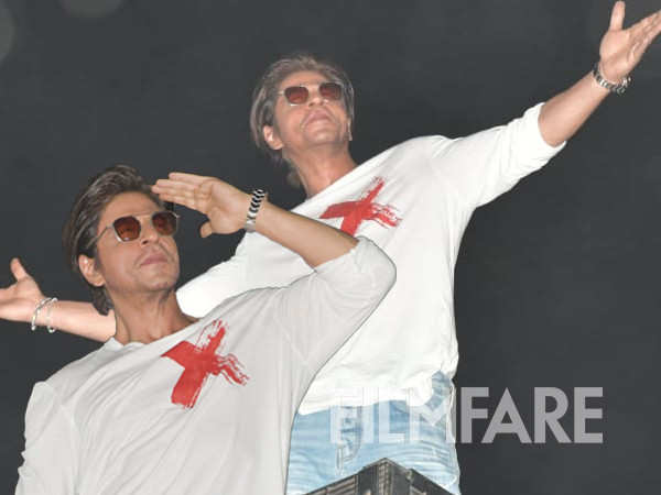 Shah Rukh Khan makes a second appearance at Mannat on his birthday. Pics: