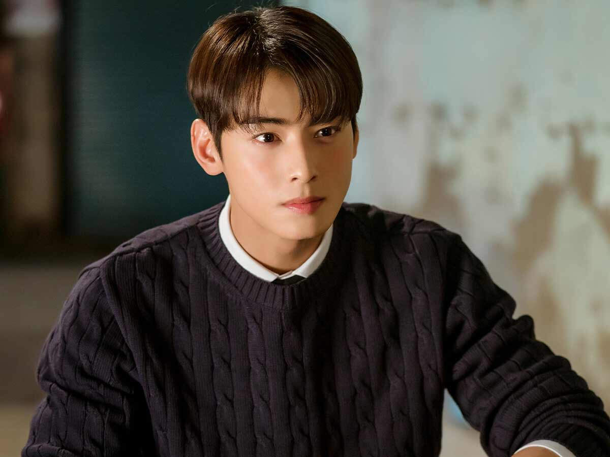 Cha Eun-woo is a handsome maths teacher dealing with trauma in