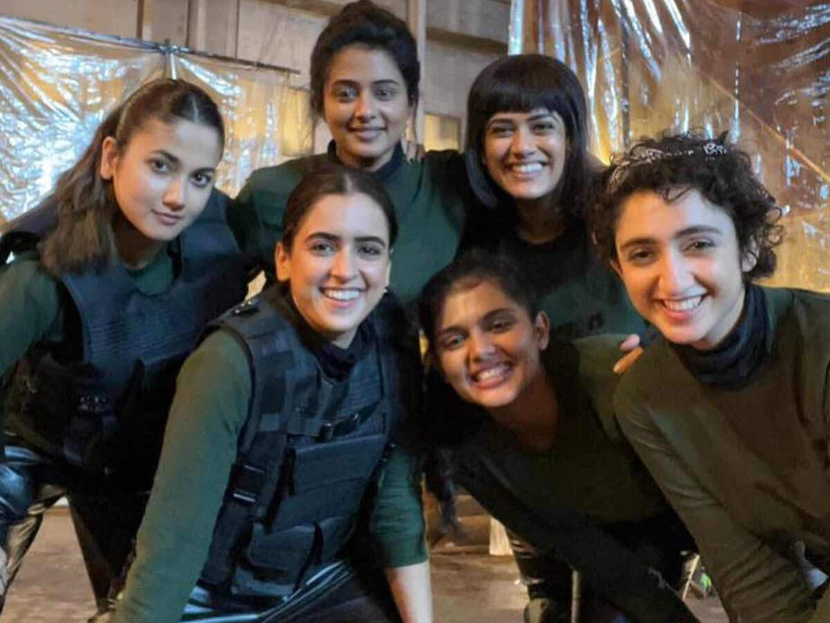 “Jawan girls” pose with Atlee in a new BTS from the sets