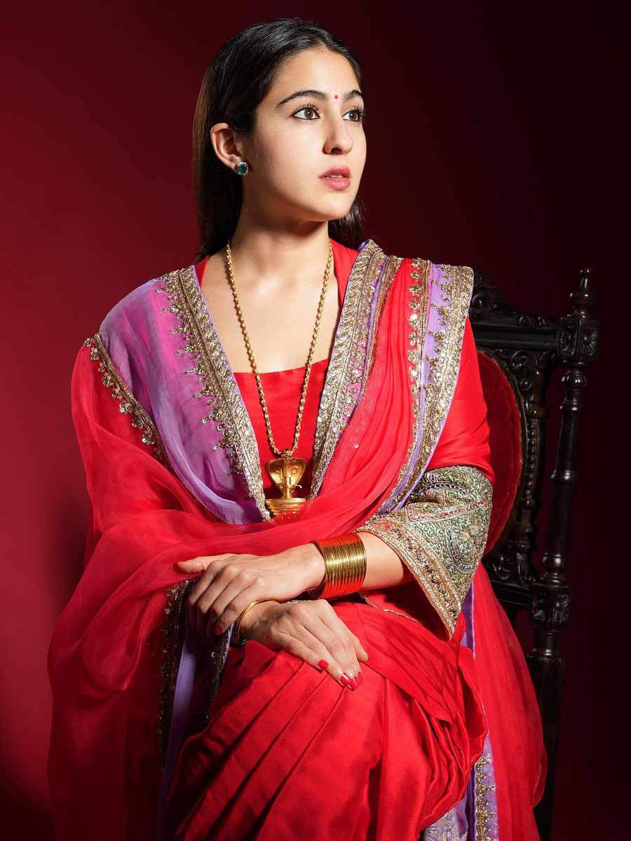 Sara Ali Khan's Looks For Ganesh Puja Celebrations 2023: Know The Prices Of  Her Ethnic Attires