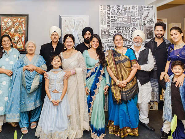 Shahid Kapoor, Mira Rajput and more pose with their extended family during celebrations, see pics