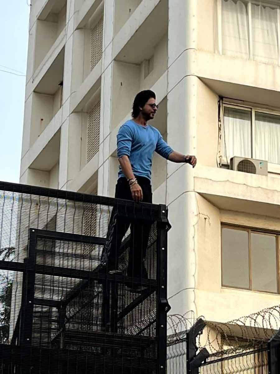 Team Shah Rukh Khan - And the signature pose straight from #Mannat 🥰 |  Facebook